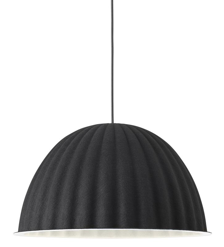 Nahaufnahme der schwarzen Muuto Under The Bell Pendelleuchte 55, moderne Wohnzimmerlampe mit Textiloberfläche.